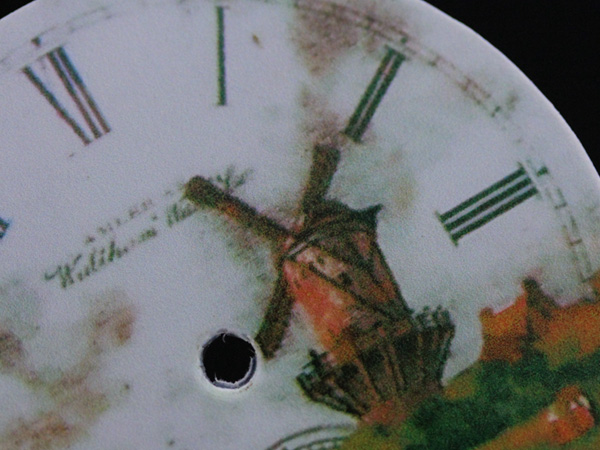 偽造された懐中時計の文字盤の拡大